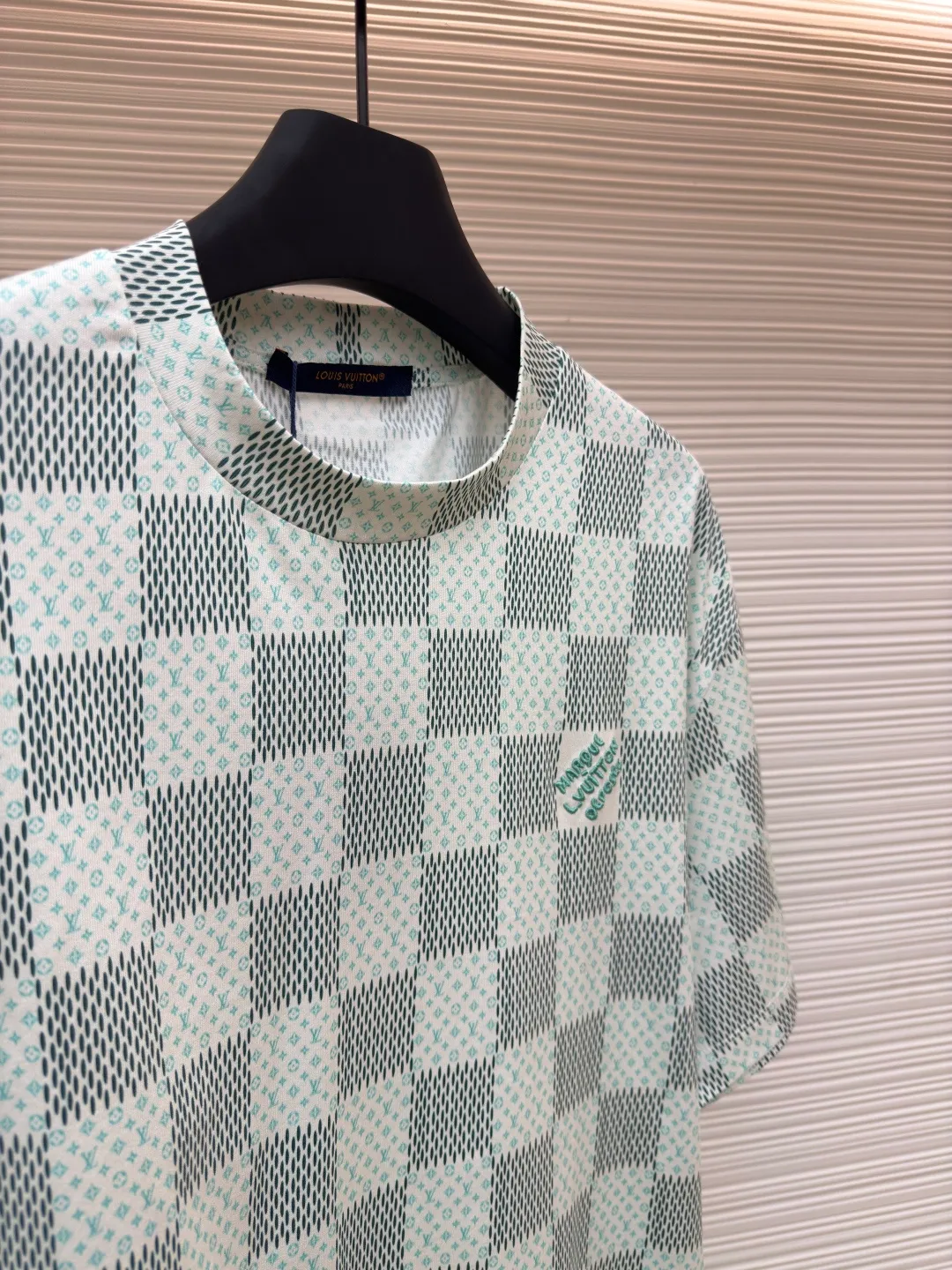 LOUIS VUITTON green checkerboard print short sleeves ●Authentic product: purchased and developed for 7300 ●Item number: 1680298-A35 ●Fabric: cotton fabric ●Technology: jacquard production ●Version: fitted version ●Weight: about 210 grams ●Size: XS-S-M-L ●Description: Made of cotton jersey fabric, chest Marque L Uuitton deposee Embroidery, simple letter pattern embellishment on the chest, the letter size spacing effect is consistent. Using linen embroidery thread combined with encrypted processing, the embroidery body has a subtle matte visual texture; the embroidery effect is three-dimensional and full. The smaller the embroidery, the more sophisticated and demanding it is. The embroidery thread is made of imported material, which is more flexible and glossy than ordinary embroidery thread; the stitches are clear and smooth, and have a three-dimensional texture effect. The whole-piece positioning quilting process is a delicate and complex technology. During the cutting process, it is necessary to ensure that the pattern or texture of each piece can perfectly match the other pieces. Through floral tailoring, the checkerboard pattern of ready-made garments appears neatly arranged. Straight round neck style, same style for men and women!